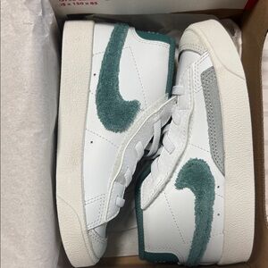 Kids White and Green Sneakers Nike